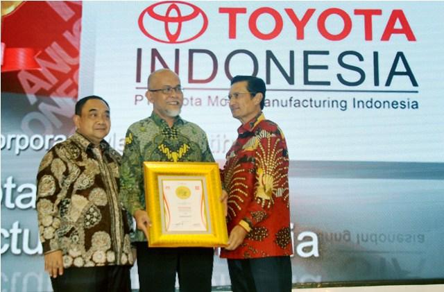 Terima Penghargaan