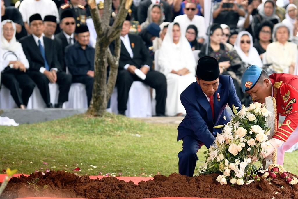 LETAKKAN KARANGAN BUNGA
