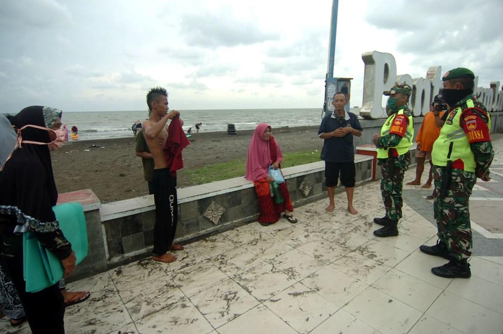 Wajib Kenakan Masker