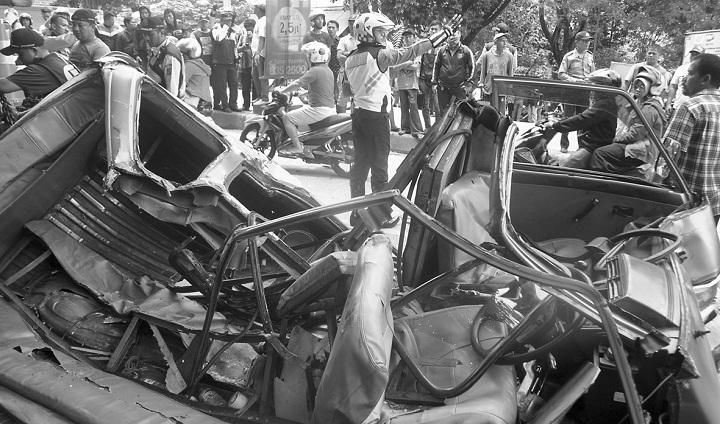 Truk Tabrak Angkot