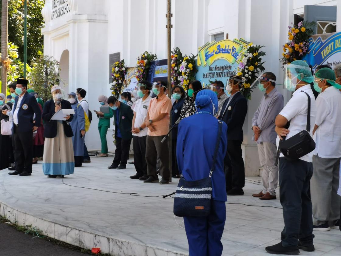 Melepas Jenazah
