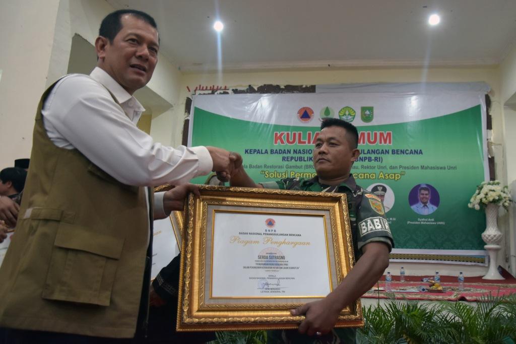 Serahkan Penghargaan