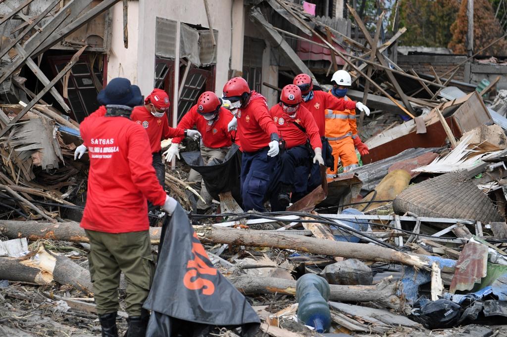 evakuasi korban gempa