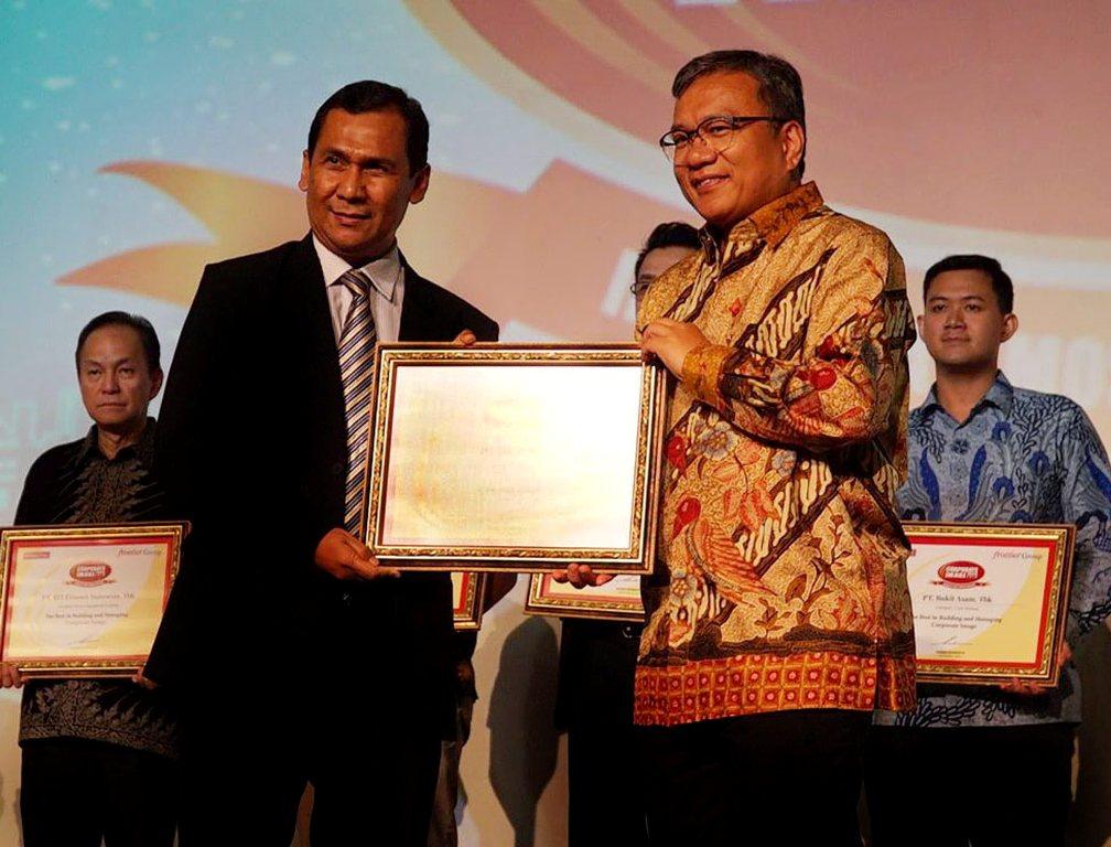 Terima Penghargaan
