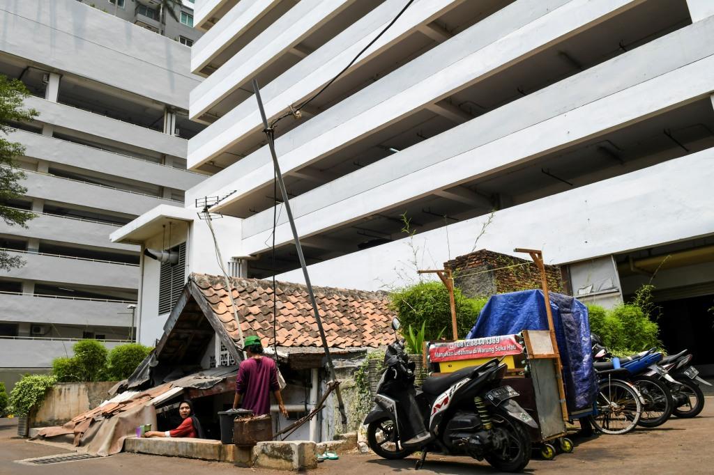 Rumah Diapit Gedung