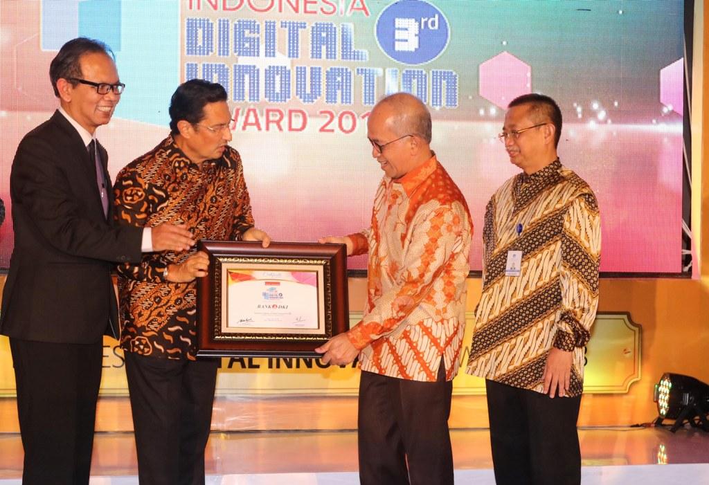 Terima Penghargaan