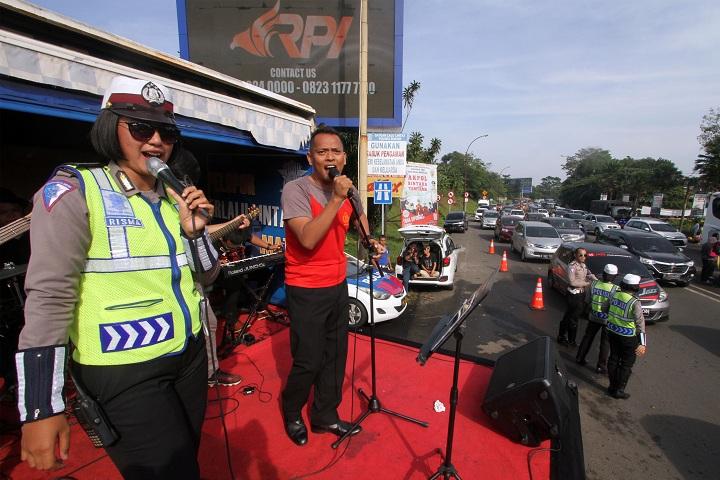Hibur Pengguna Jalan