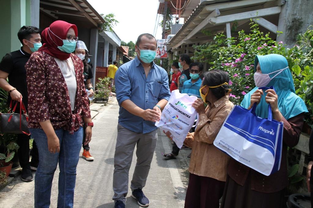 Serahkan Bantuan