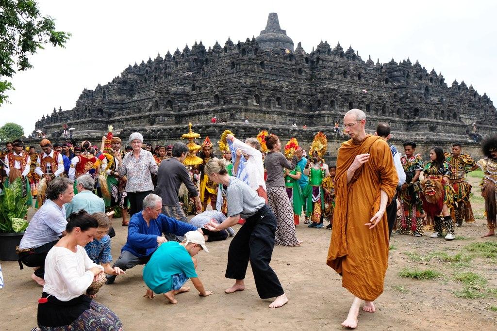 TRADISI RUWAT RAWAT BOROBUDUR