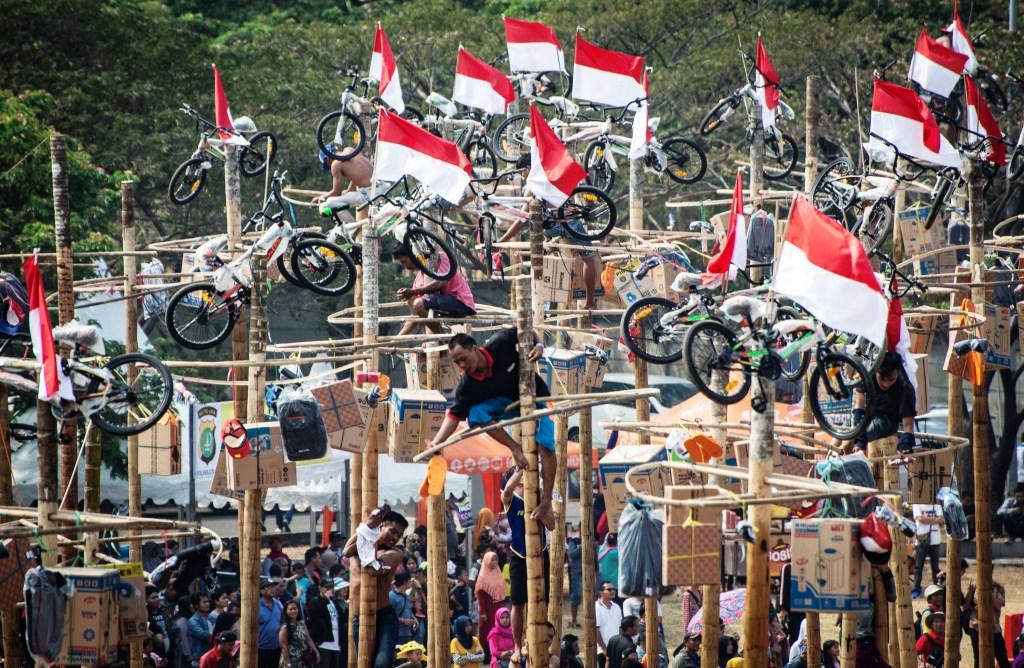 Lomba Panjat Pinang