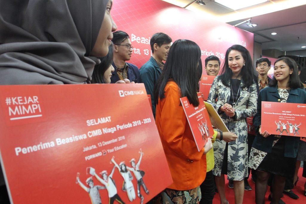 Serahkan Beasiswa