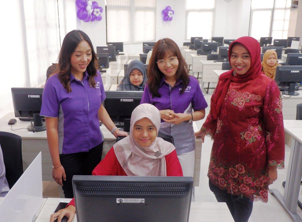 Serahkan Bantuan