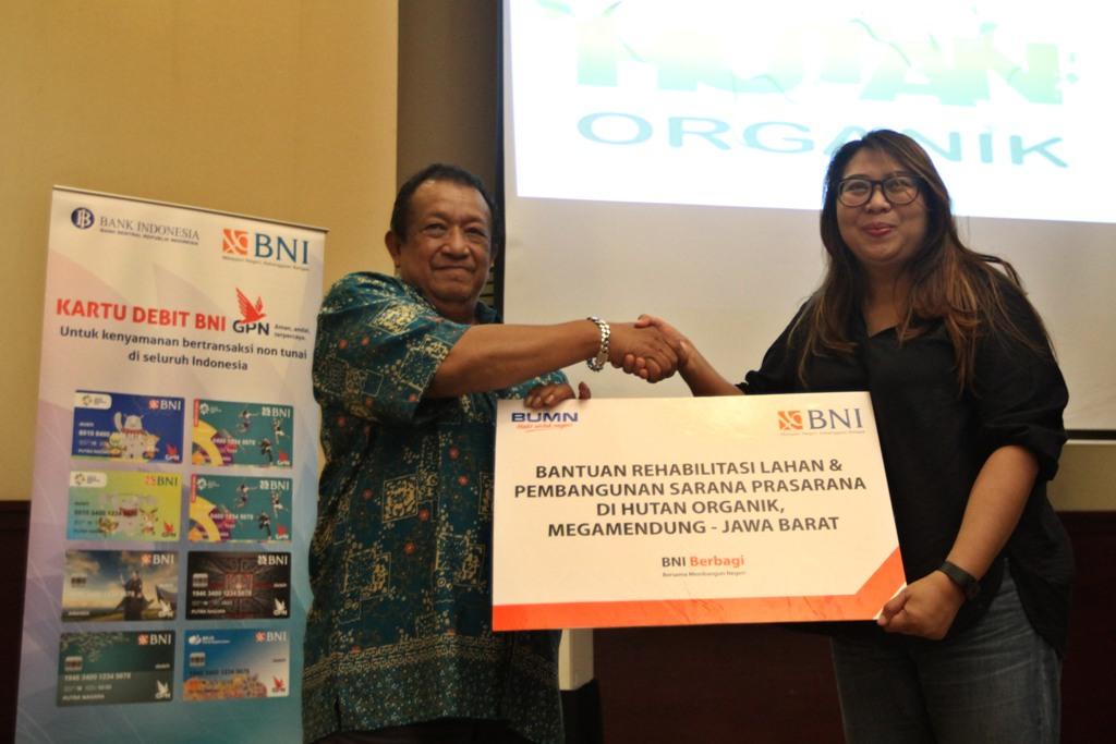Serahkan Bantuan CSR