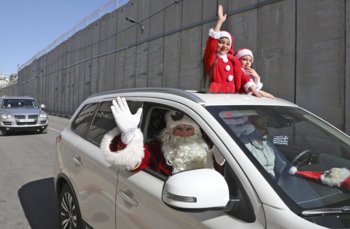 Kenakan Pakaian Santa Claus