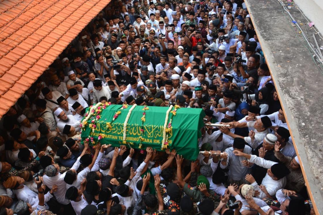 Pemakaman Gus Sholah