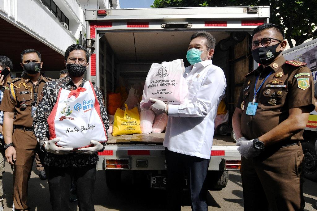 Salurkan Bantuan Sembako