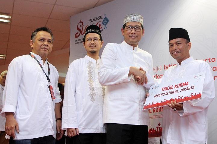 Serahkan Bantuan Takjil