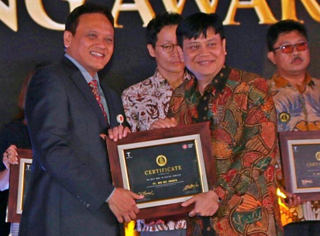 Terima Penghargaan