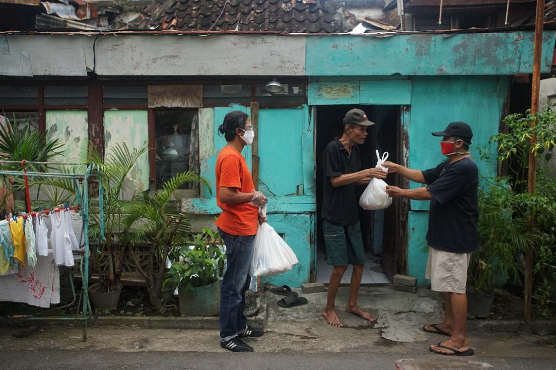 Serahkan Paket Sembako
