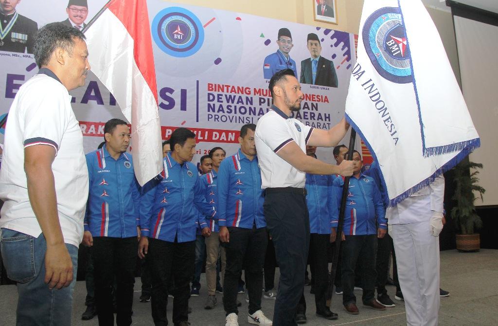 Serahkan Pataka