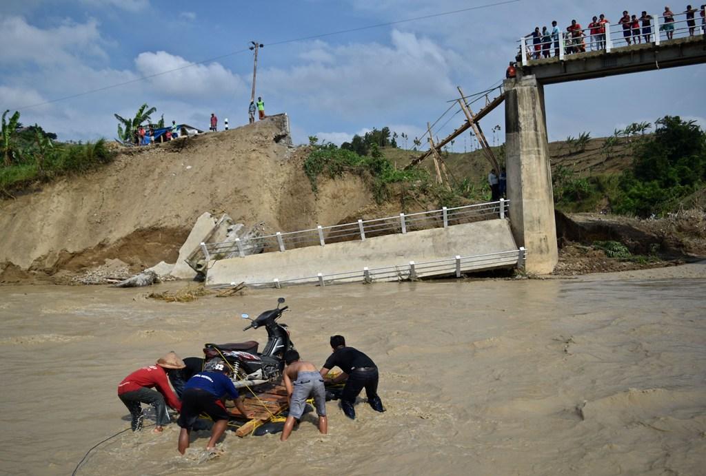 JEMBATAN ROBOH