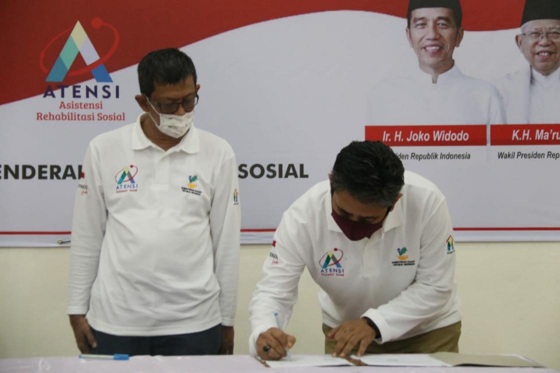 Serahkan Bantuan