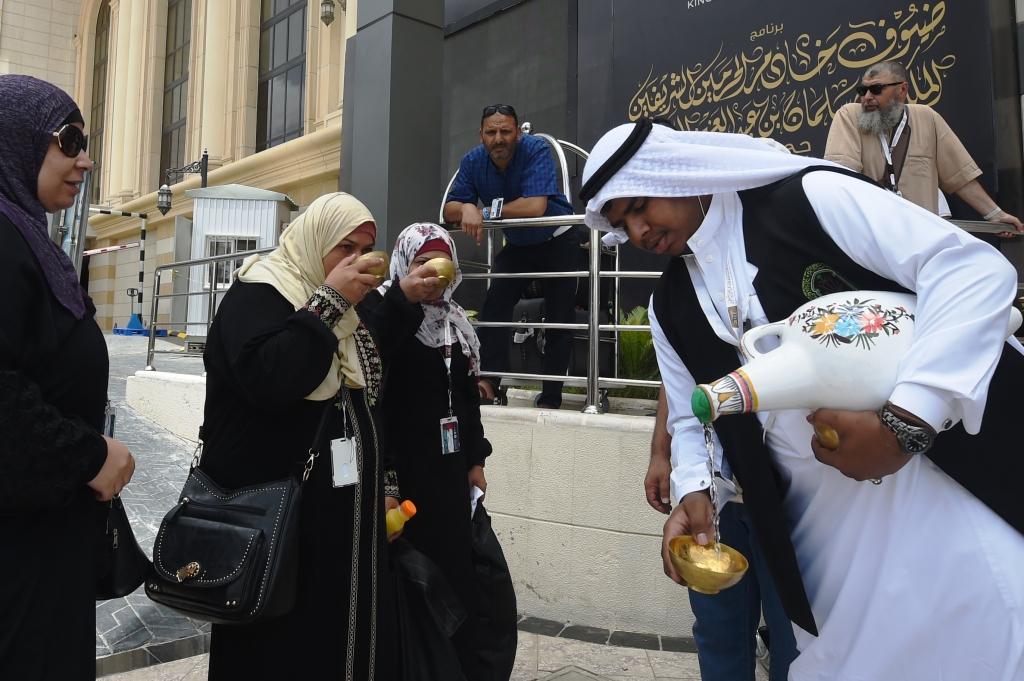 Bagikan Air Zamzam