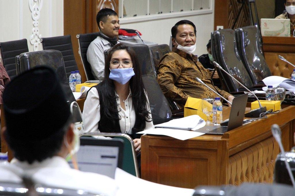Bahas RUU Cipta Kerja