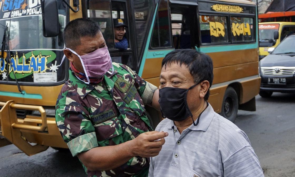 Bagikan Masker