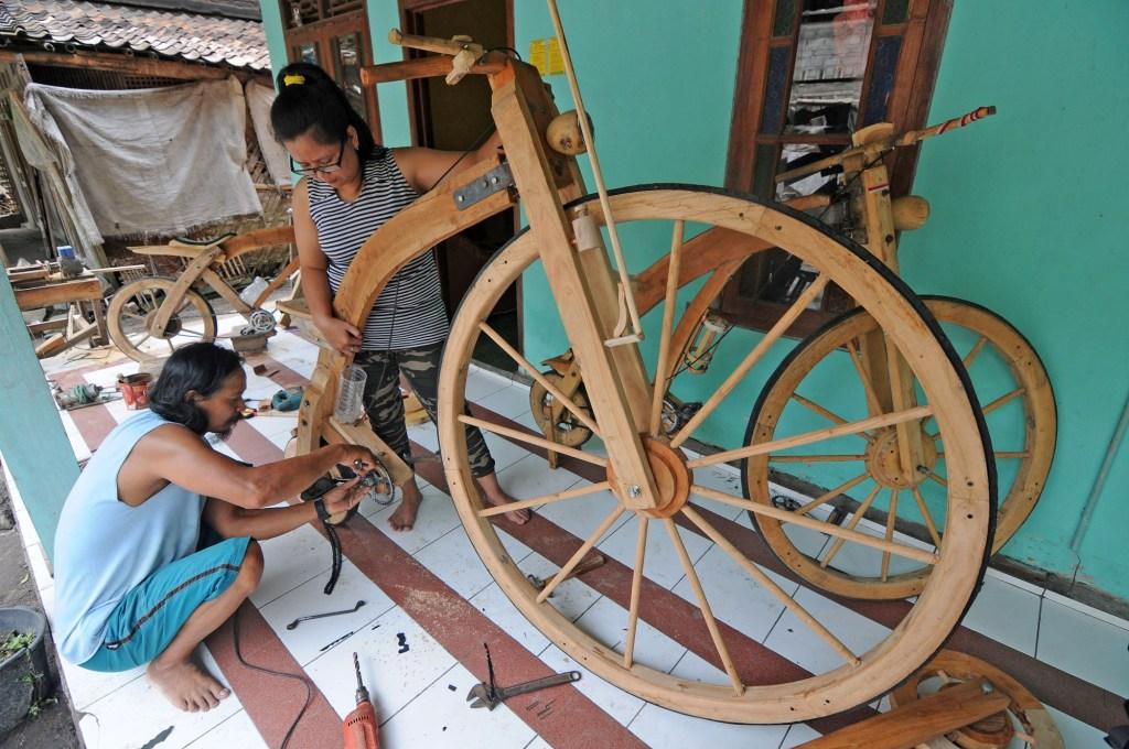 Kerajinan Sepeda Kayu