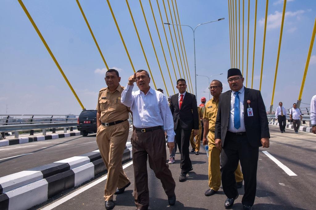 Mengecek Jembatan
