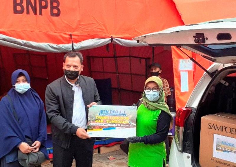 Serahkan Bantuan