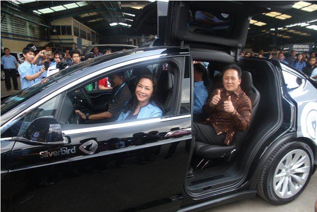 Mobil Taksi Listrik