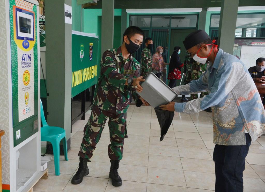 Bagikan Beras Gratis
