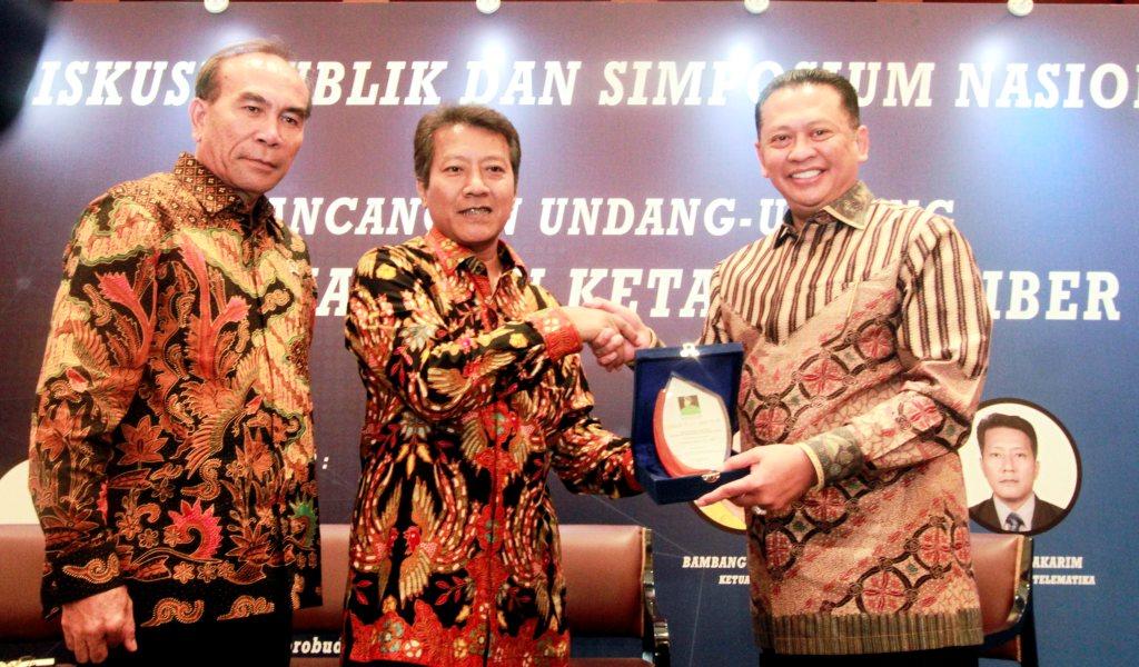 Serahkan Cenderamata