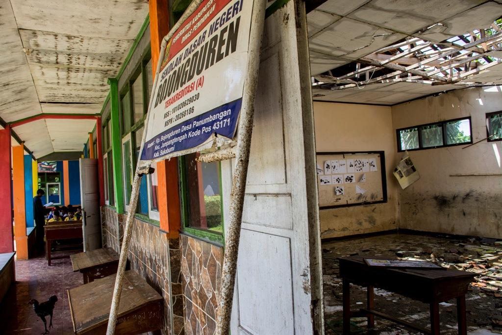 BELAJAR DI TERAS SEKOLAH