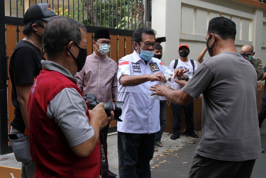 Meringankan Beban Warga