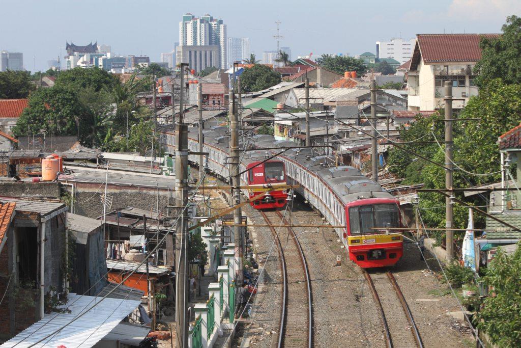 Tambah Kapasitas Commuter Line