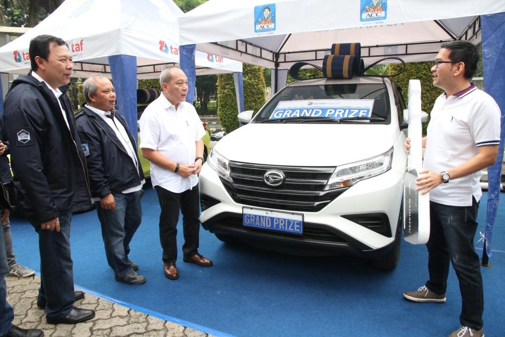 Serahkan Hadiah