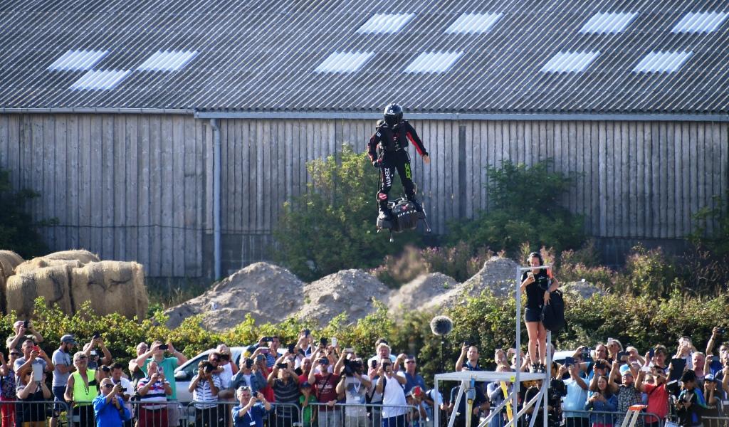 Penemu "Flyboard" Gagal Seberangi Selat Channel