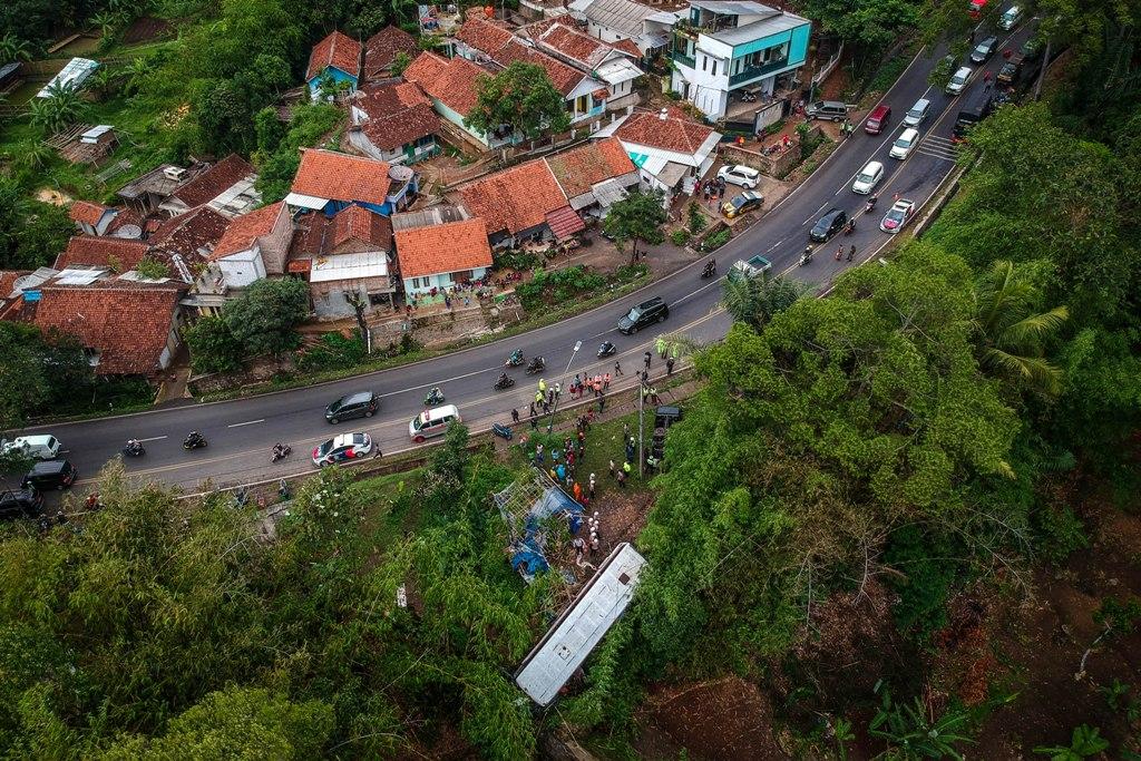 Bus Masuk Jurang
