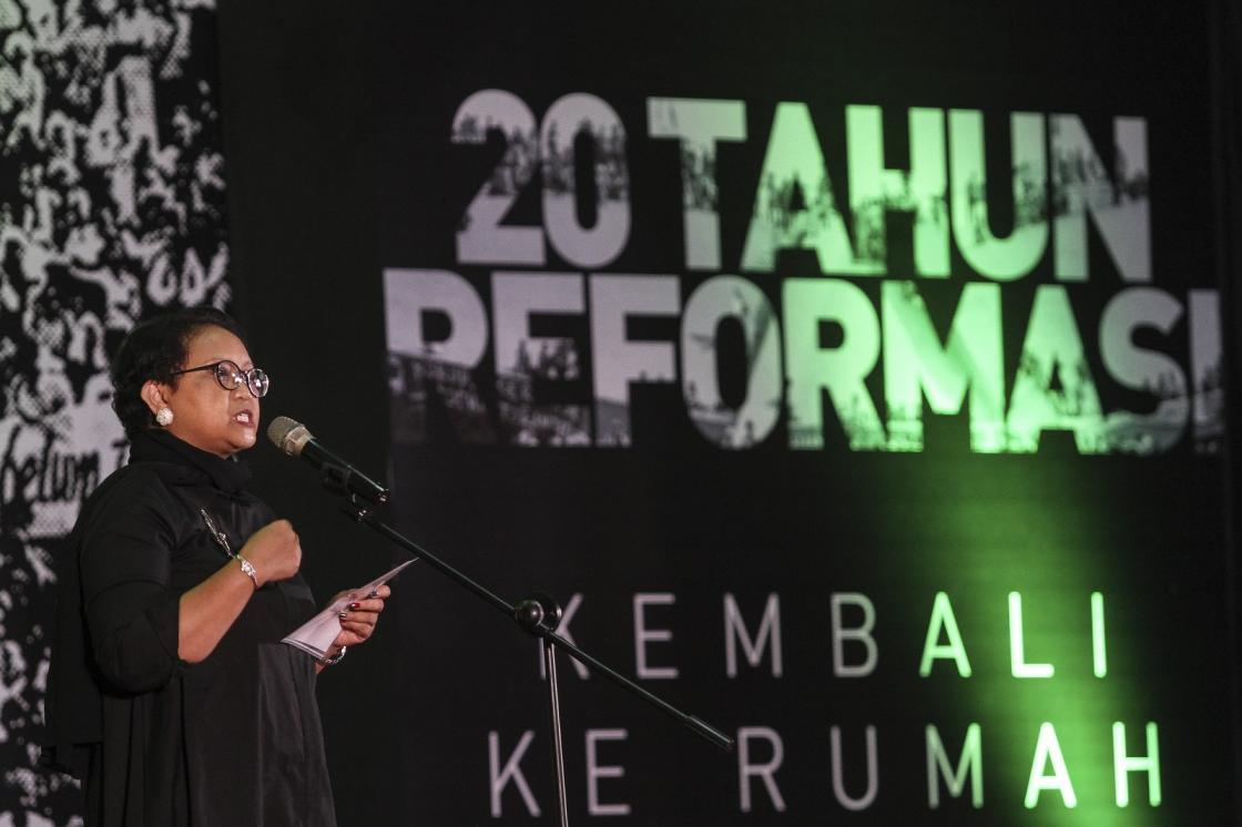Menlu Baca Puisi