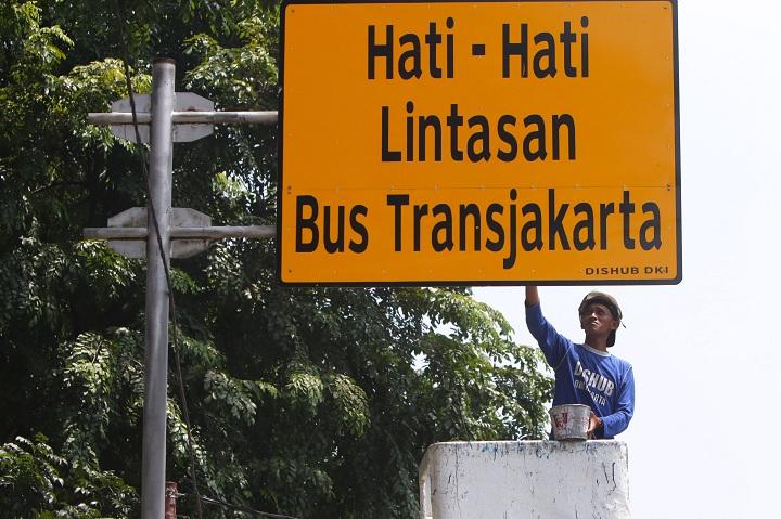 Perbaikan Rambu Lalu Lintas