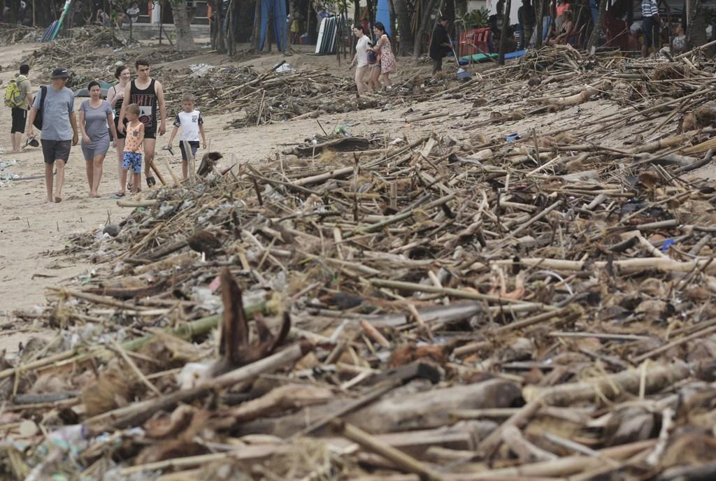 TUMPUKAN SAMPAH DI KUTA