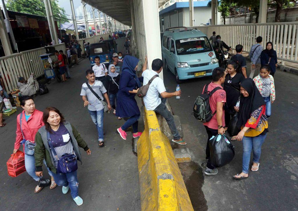 Terobos Pembatas Jalan