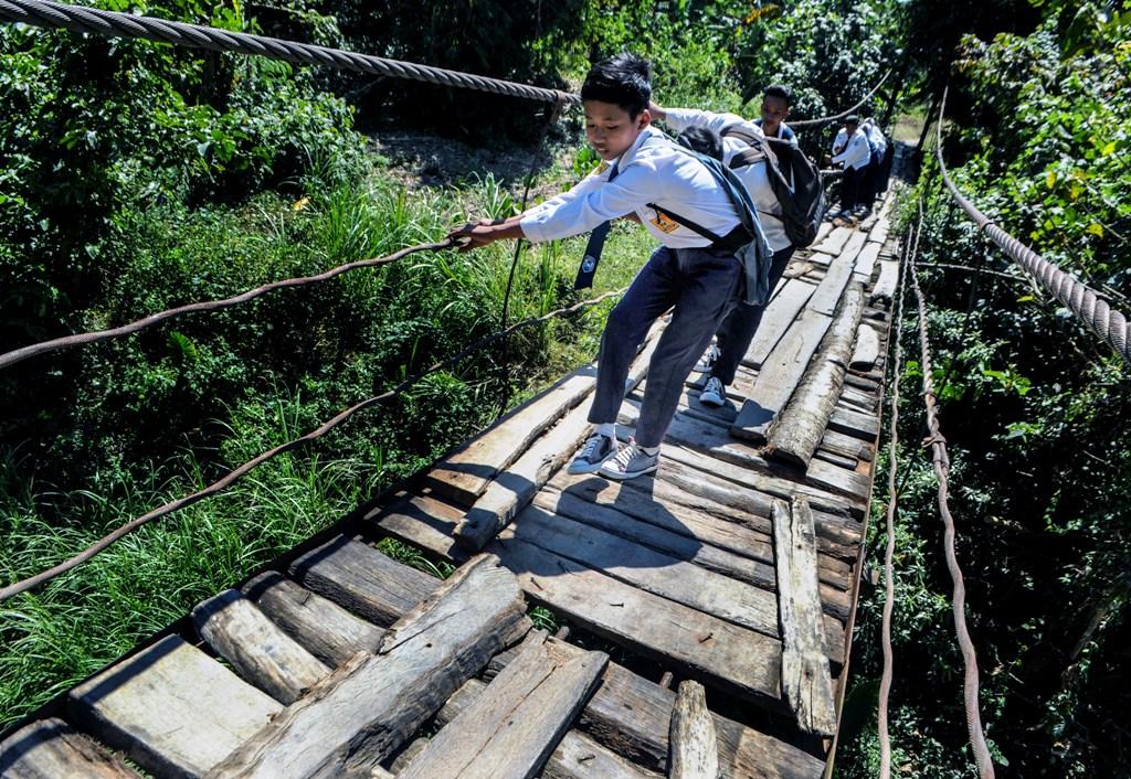 JEMBATAN GANTUNG BERBAHAYA
