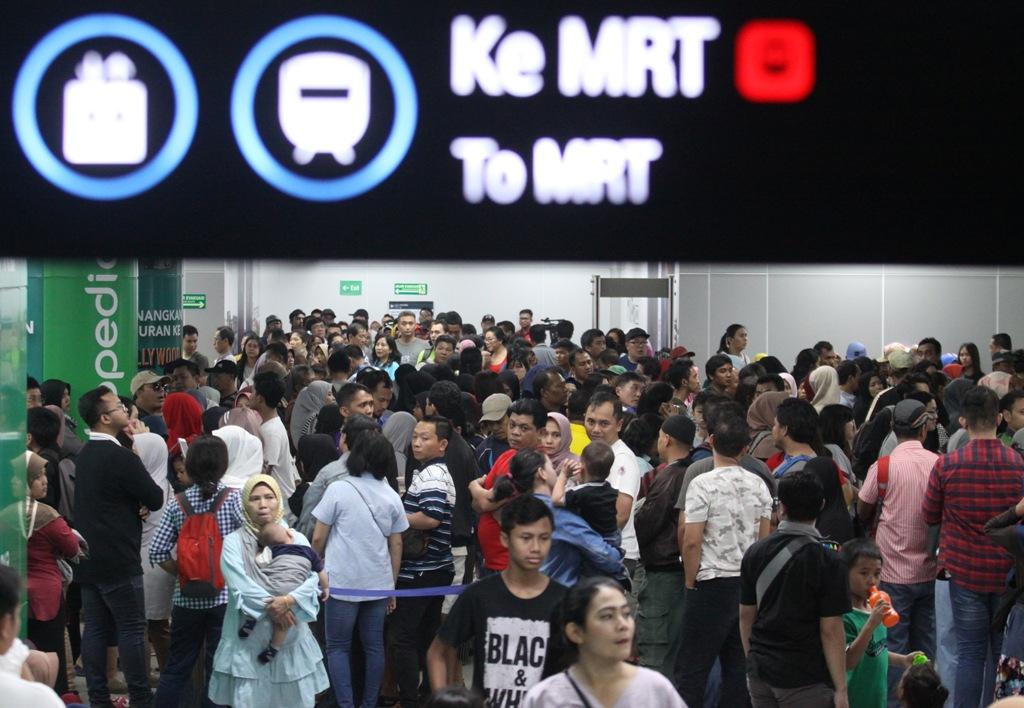 antusias naik mrt
