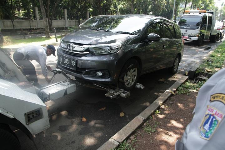 Parkir di Bahu Jalan