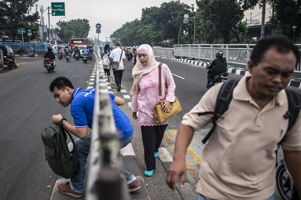 Terobos Pembatas Jalan