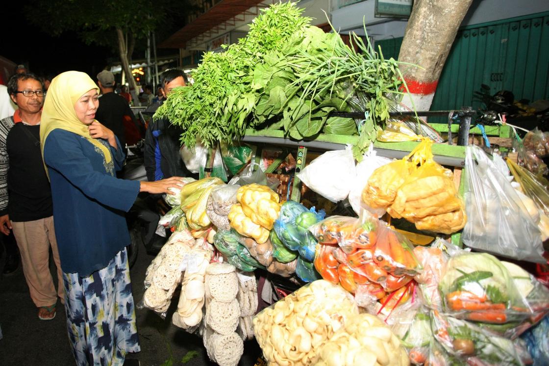 Khofifah Sapa Tukang Sayur